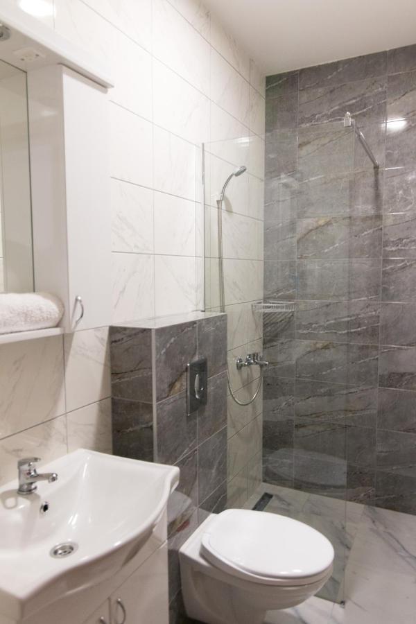 Viktorijini Konaci Aparthotel Kremna Bagian luar foto