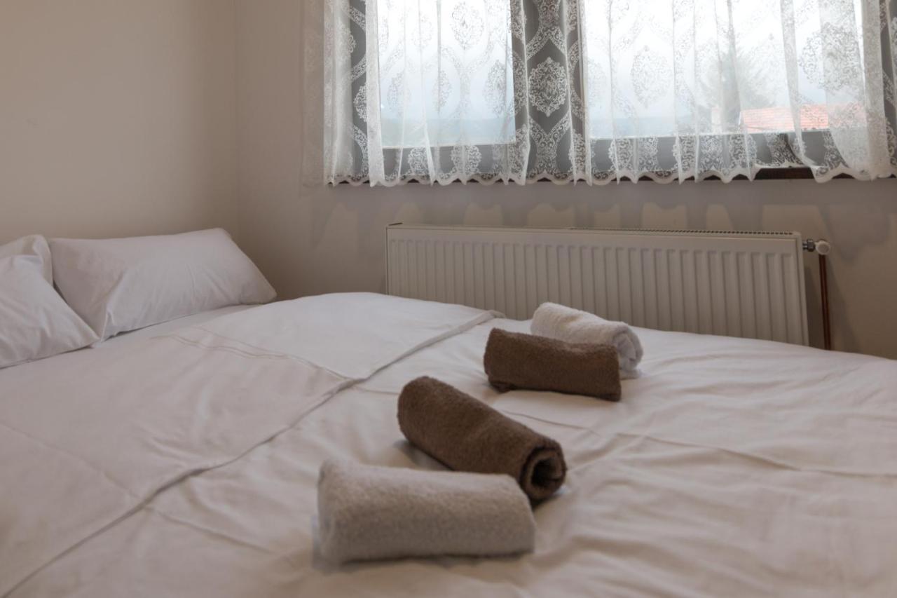 Viktorijini Konaci Aparthotel Kremna Bagian luar foto