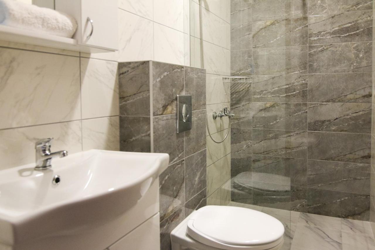 Viktorijini Konaci Aparthotel Kremna Bagian luar foto