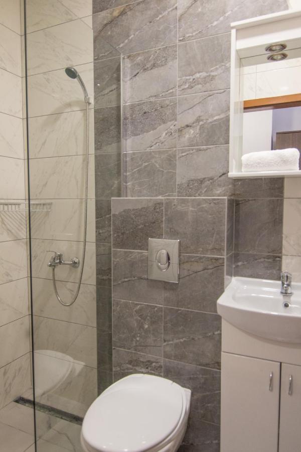 Viktorijini Konaci Aparthotel Kremna Bagian luar foto