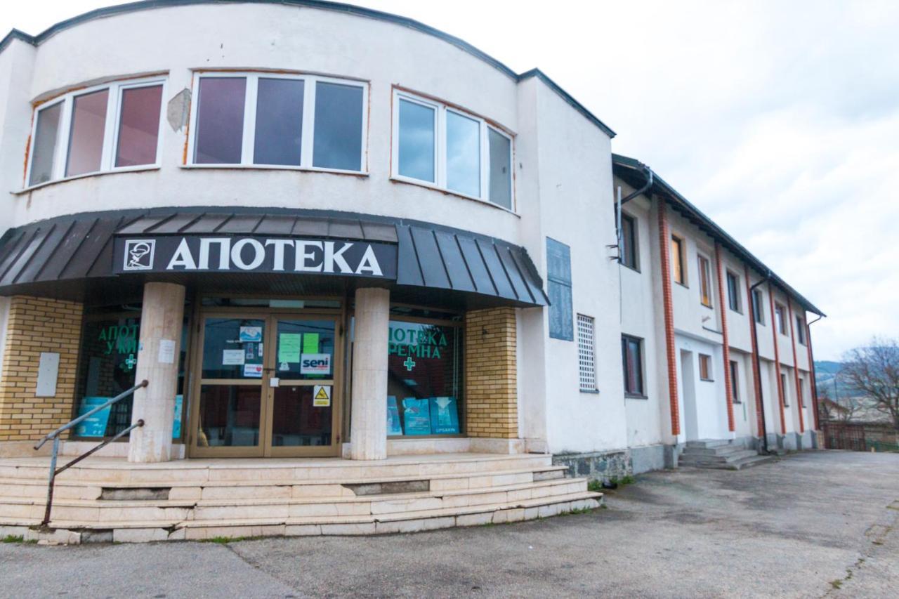 Viktorijini Konaci Aparthotel Kremna Bagian luar foto